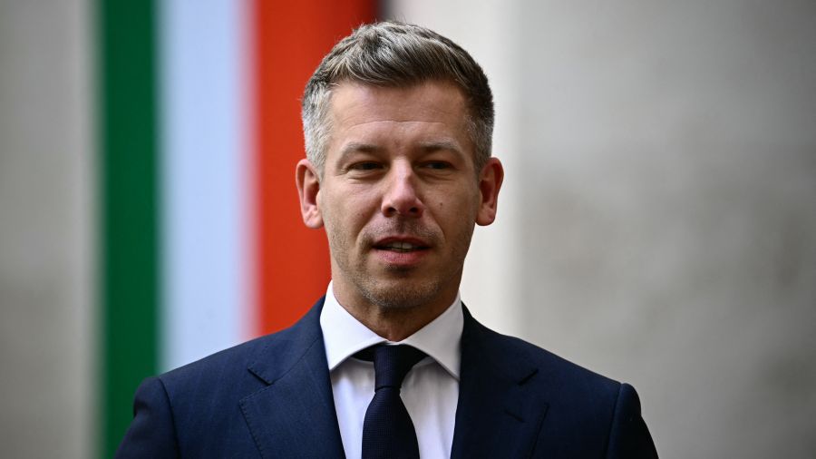 Peter Magyar arrive au pouvoir avec la promesse d'un changement de régime