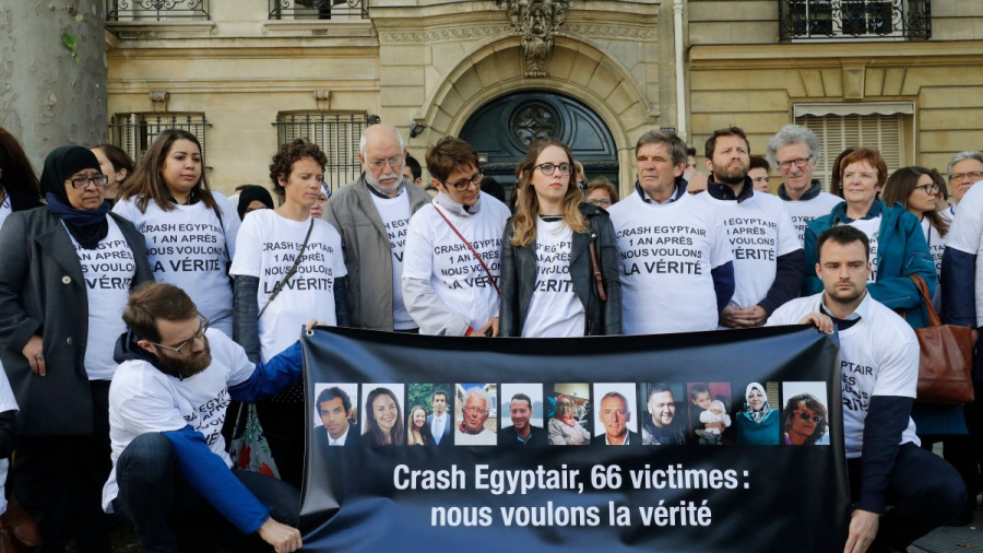 Dix ans après le crash d'Egyptair, la perspective d'un non-lieu indigne les familles
