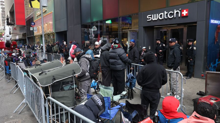 Une opération de ventes de montres Swatch-Audemars Piguet tourne au chaos