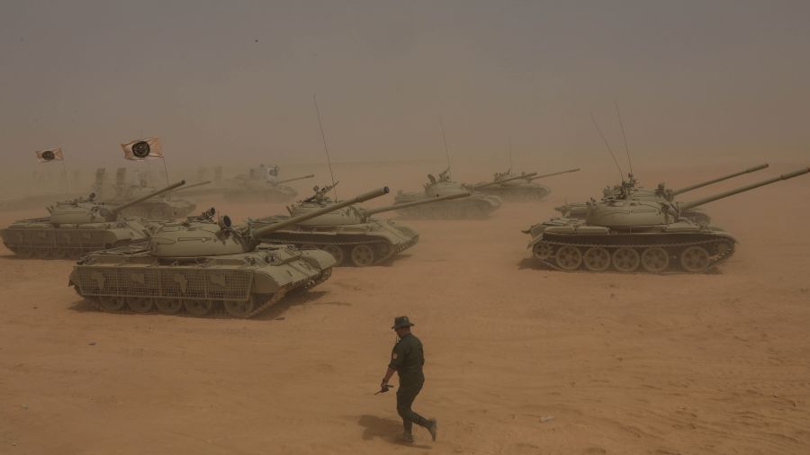 En plein désert, une démonstration de force de l'Armée nationale libyenne commandée par Haftar