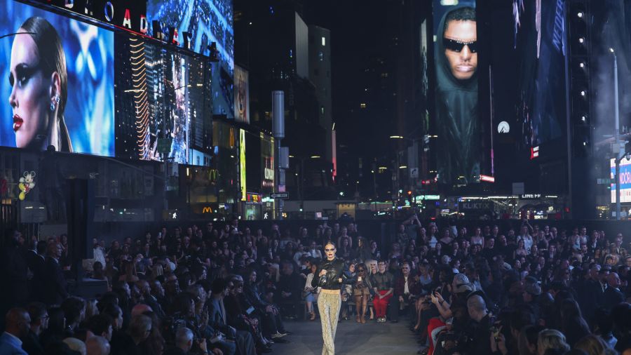 A New York, Gucci investit Times Square pour un défilé croisière