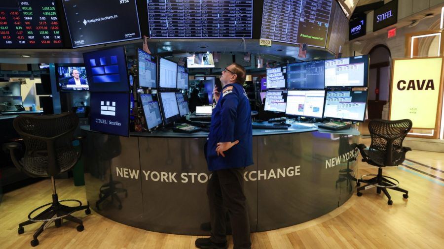 Le dollar avance un peu, porté par les rendements obligataires américains