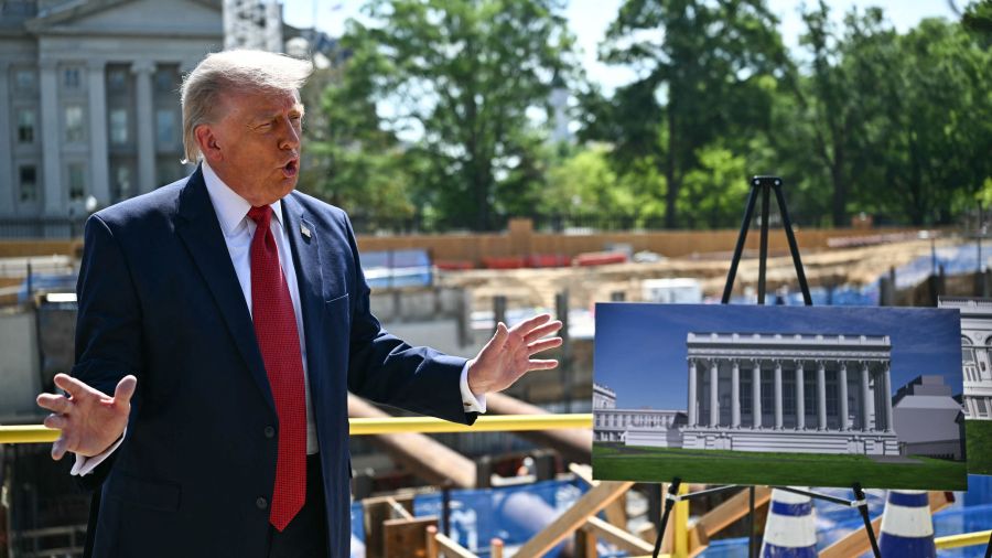 Trump fait visiter le chantier de la future salle de bal de la Maison Blanche