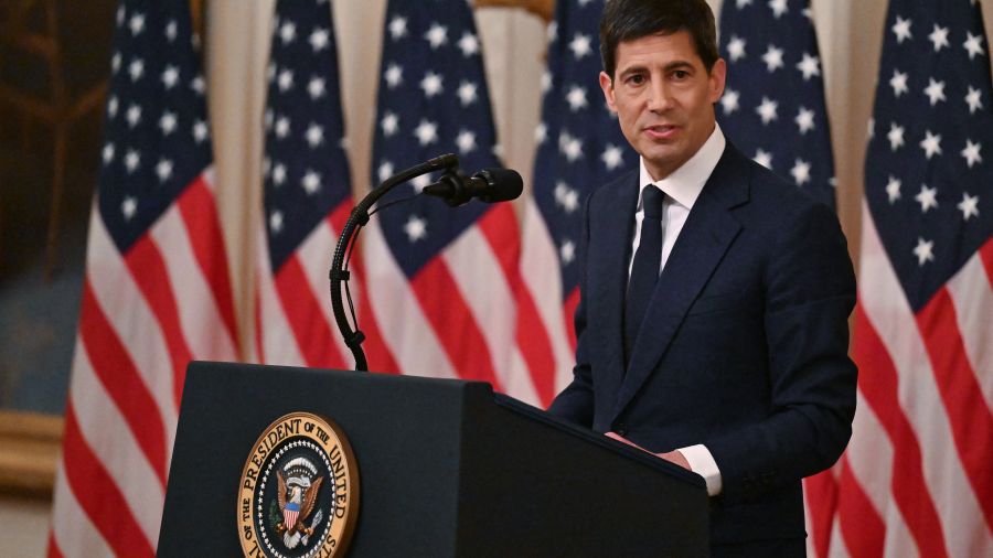 Warsh prête serment en présence de Trump avant d'attaquer les défis économiques de la Fed