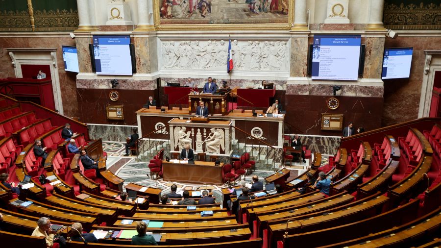France: le Parlement vote la création d'un droit à l'aide à mourir