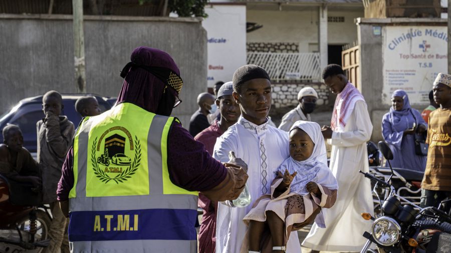 Endiguer l'épidémie d'Ebola, une tâche difficile freinée par la désinformation