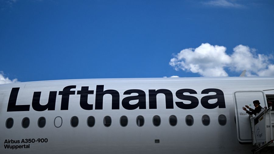 Le nez d'un Boeing de Lufthansa chute à l'aéroport de Francfort, des employés blessés