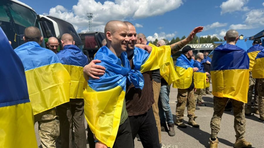 Des prisonniers de guerre ukrainiens de retour dans le cadre d’un échange avec la Russie