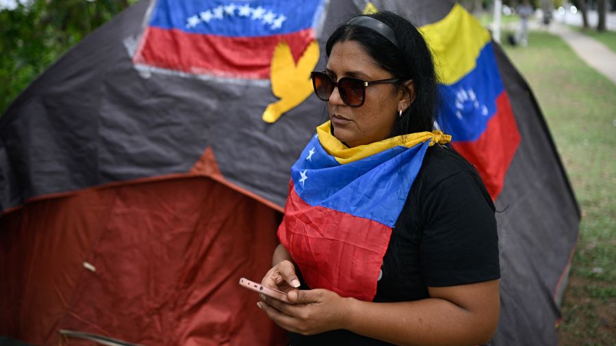 Venezuela: des proches de prisonniers politiques s'installent devant l'ambassade américaine