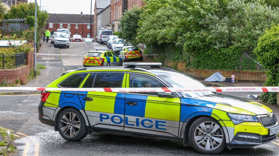 Attaque à Belfast: les autorités appellent au calme face au risque de violences anti-immigrés