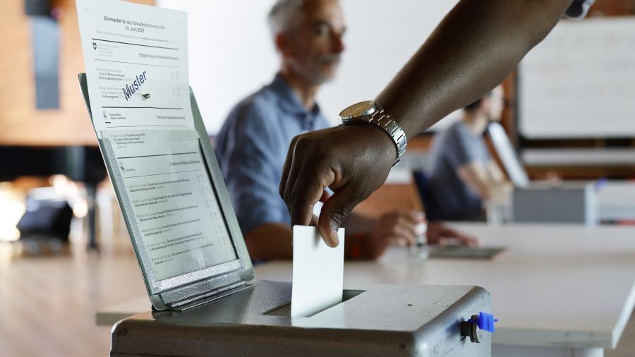 Les Suisses rejettent l'initiative anti-immigration, selon les projections