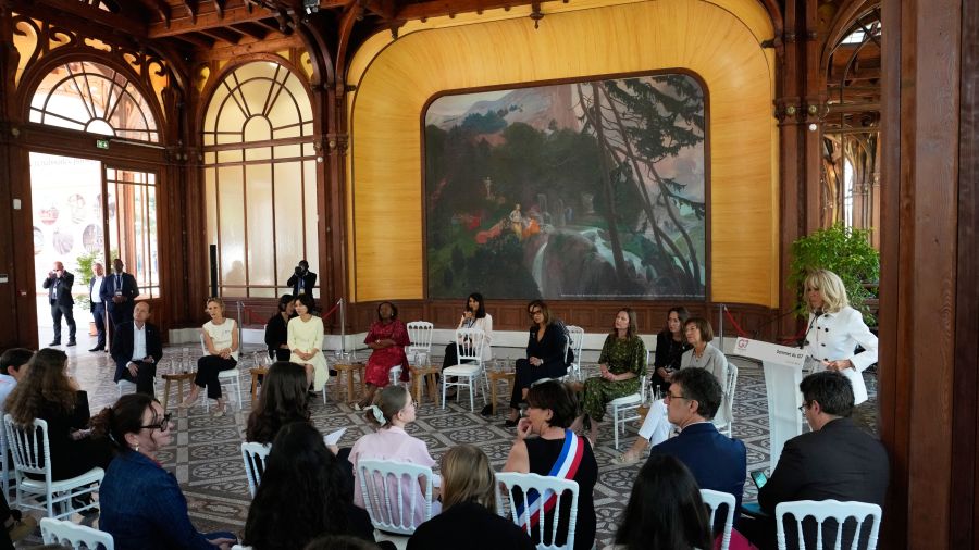 Au G7 d'Evian, les conjoints des dirigeants dialoguent avec des collégiens