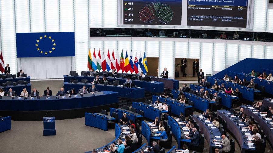 Migration: le Parlement européen adopte la réforme prévoyant des «hubs de retour»