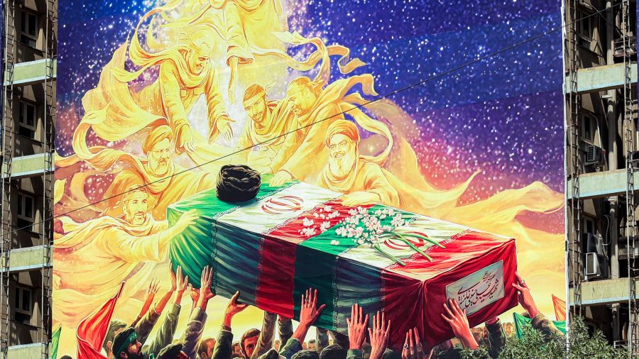 À Téhéran, les préparatifs pour les funérailles de Khamenei battent leur plein