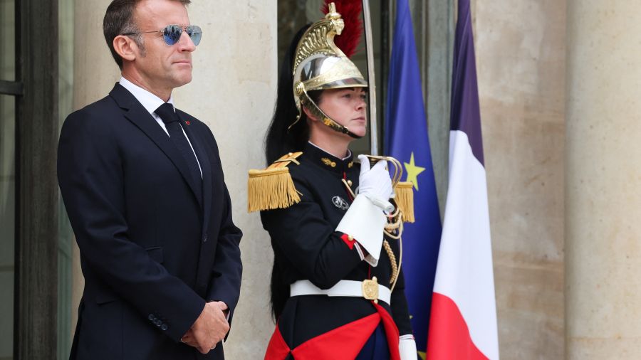 France: Emmanuel Macron réapparaît avec ses lunettes d'aviateur