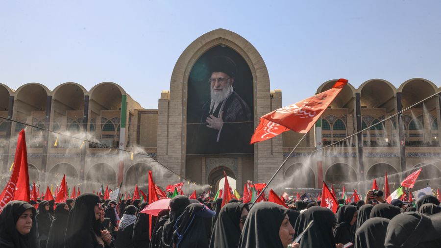 À Téhéran, grande prière pour les funérailles de Khamenei, sans son fils Mojtaba