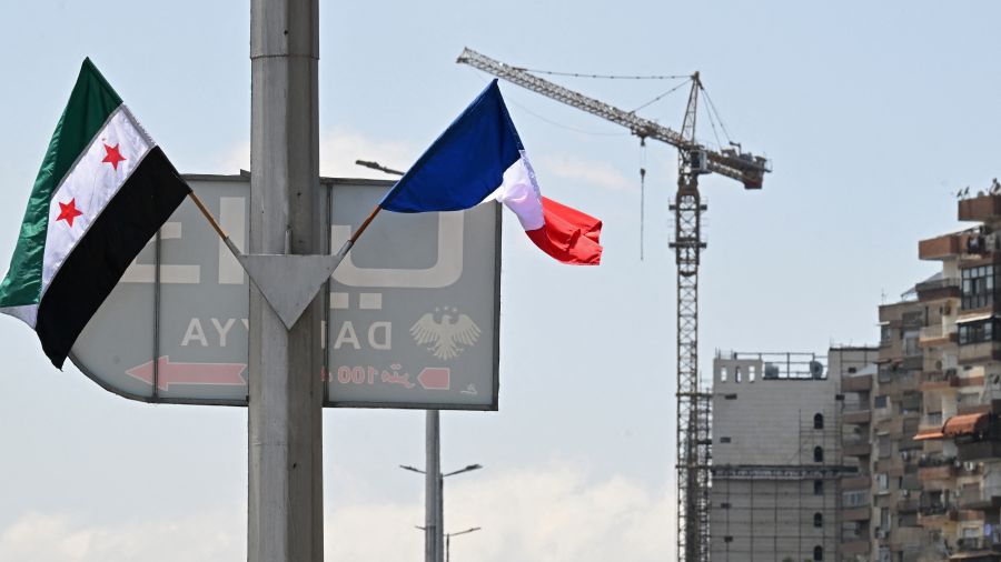 Syrie: Macron va restituer à la Syrie des objets archéologiques