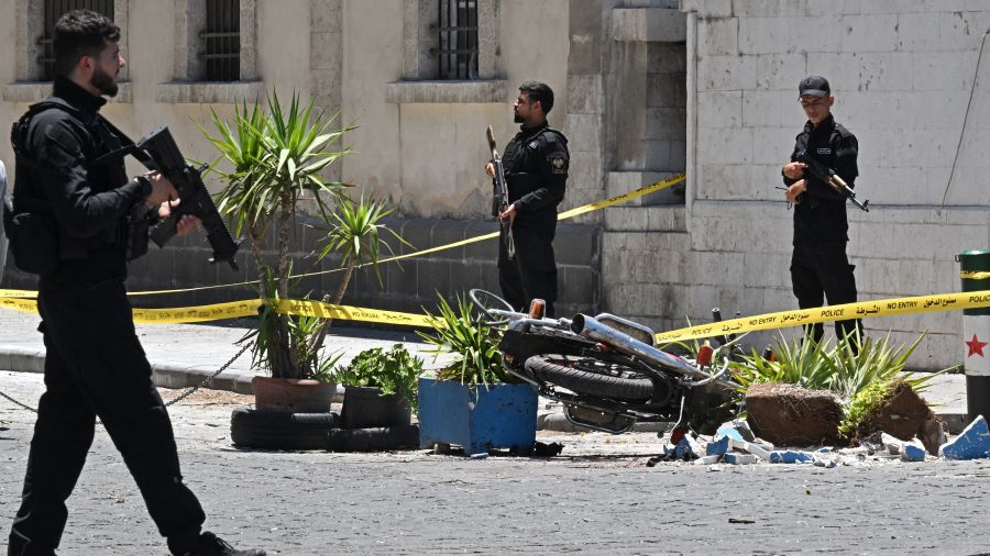 Attentats à Damas: les autorités accusent l'EI, découvrent une cache d'explosifs