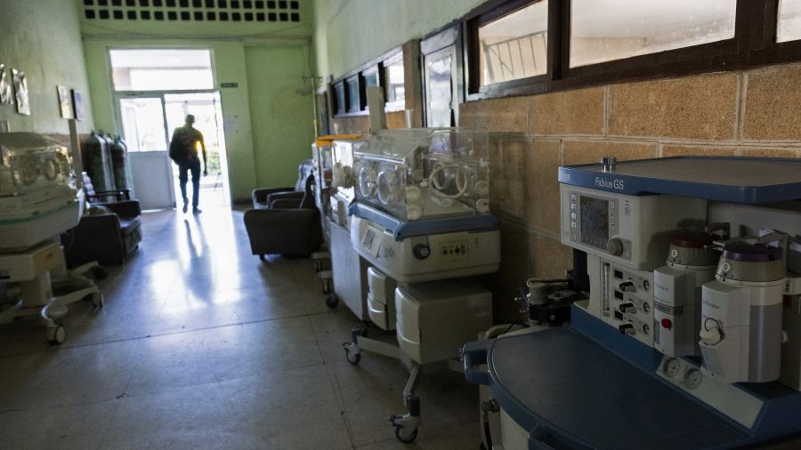 Entre appareils en panne et personnel épuisé, la santé cubaine au bord de la rupture