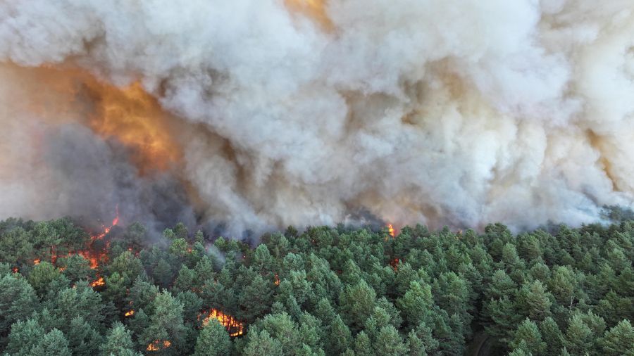 Incendies: Macron alerte sur la pire situation en France depuis 1945