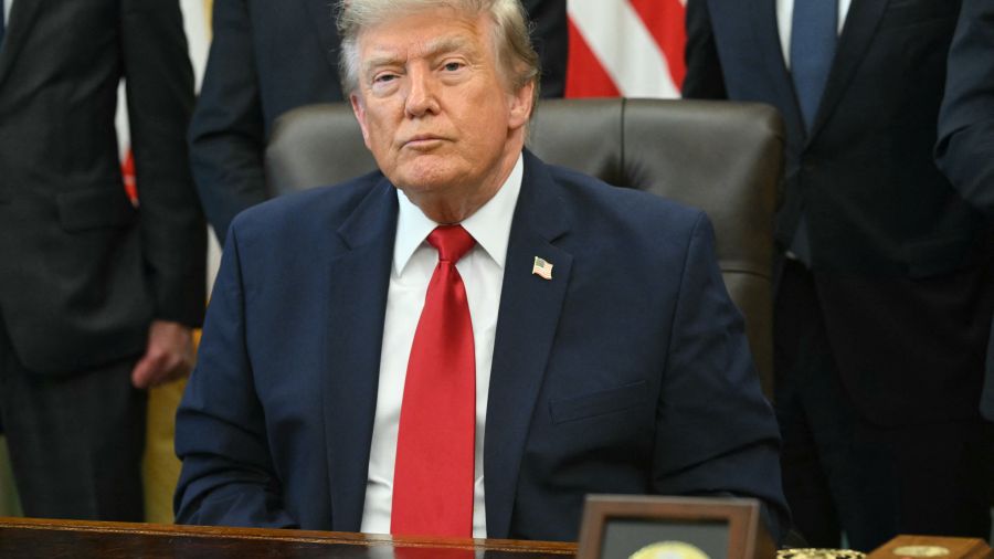 Trump renonce à son projet de taxe de 20% sur les navires passant par le détroit d'Ormuz