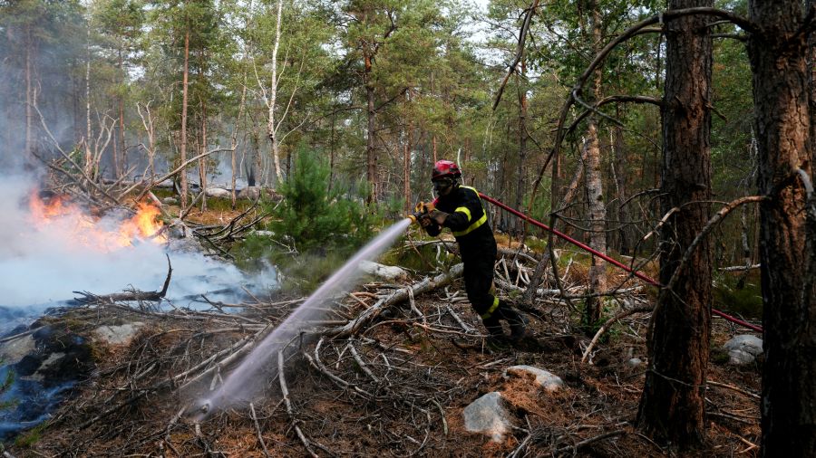 Incendies dans le sud-ouest de la France: au moins 140.000 évacuations, dit le ministre de l'Intérieur