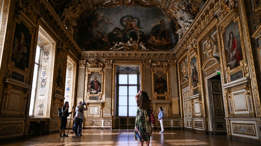 Neuf mois après le cambriolage du Louvre, la galerie d'Apollon rouvre, sans ses joyaux