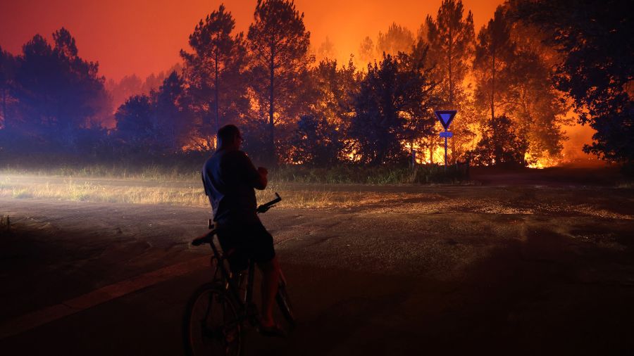 Violents incendies en Europe du Sud, des milliers de personnes évacuées