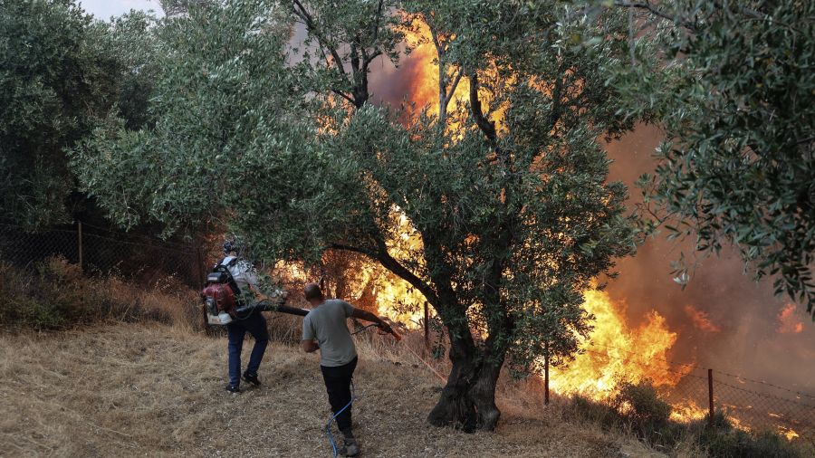 Grèce: les pompiers toujours à la lutte contre les flammes au nord-ouest d'Athènes