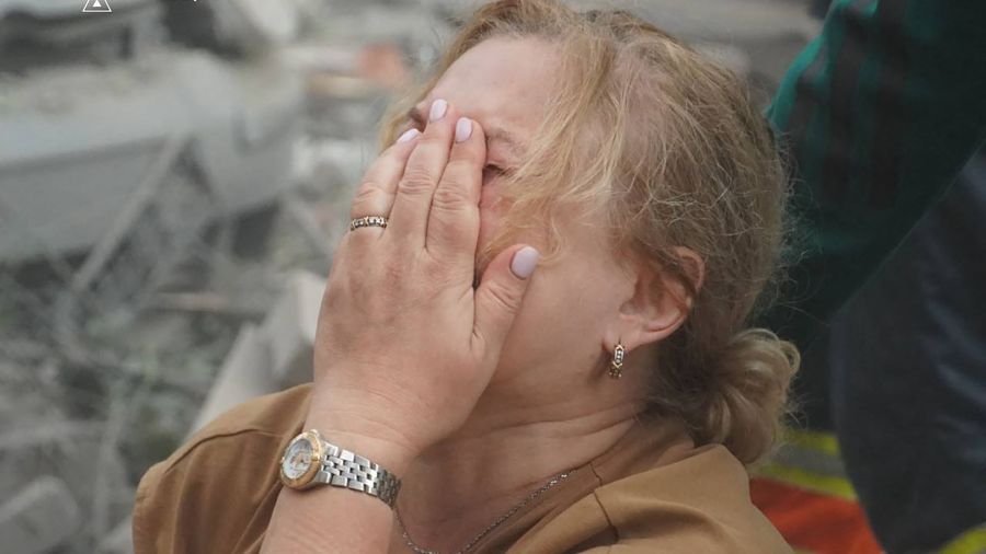 Nouveaux bombardements russes sur l'Ukraine, une famille décimée