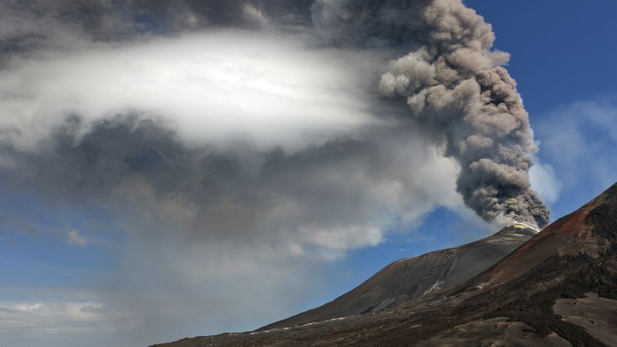 Italie: les fumées de l'Etna forcent l'aéroport de Catane à suspendre ses vols à l'arrivée