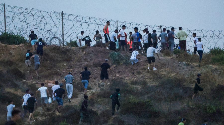 Plus de 60.000 migrants entrent illégalement dans l'enclave de Ceuta, l'Italie suspend la libre circulation avec l'Espagne
