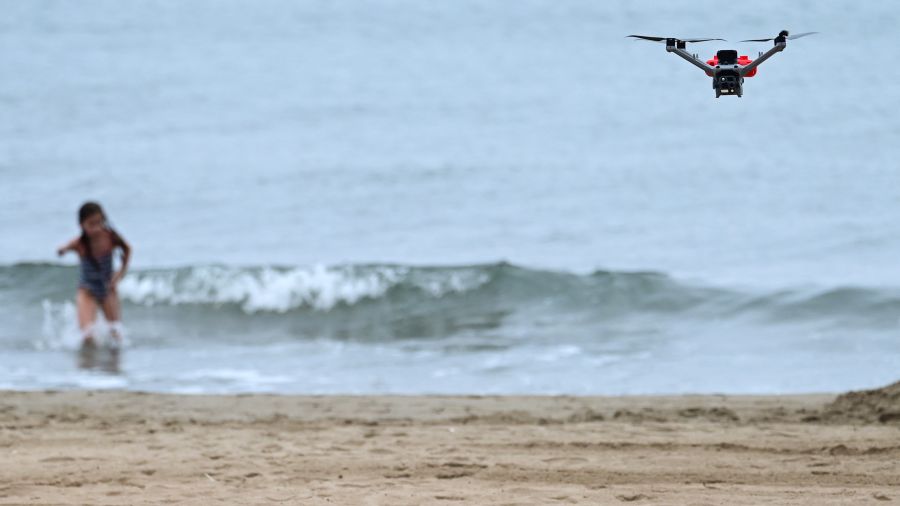 En bord de Méditerranée, des patrouilles de drones dopés à l'IA pour éviter les noyades