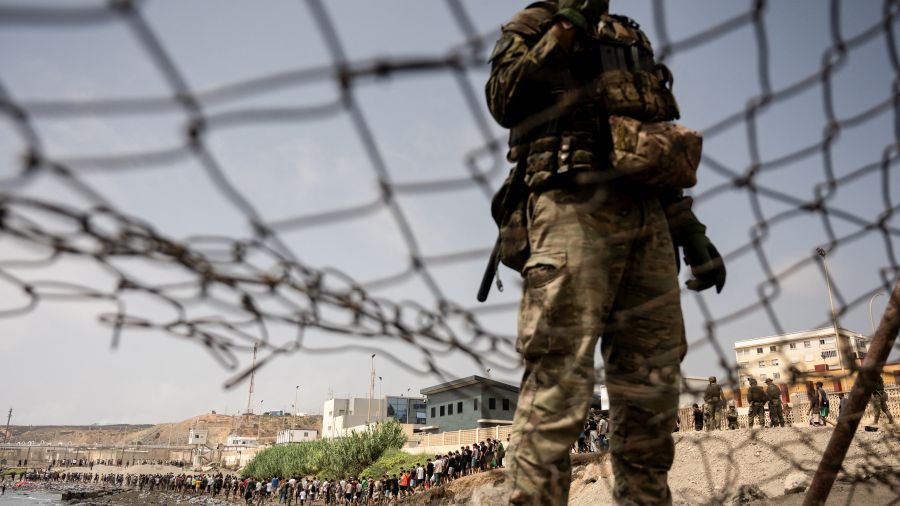 Ceuta: le Maroc a-t-il laissé passer les migrants, et dans quel but?