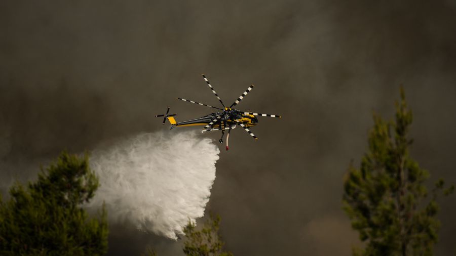Grèce: des bombardiers d'eau décollent contre les incendies près d'Athènes