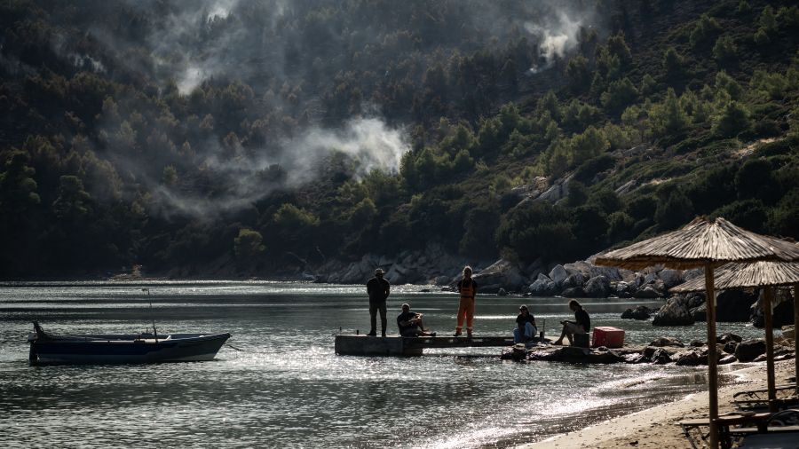 Grèce: les incendies sur l'île de Salamine, près d'Athènes, maîtrisés après avoir fait deux victimes