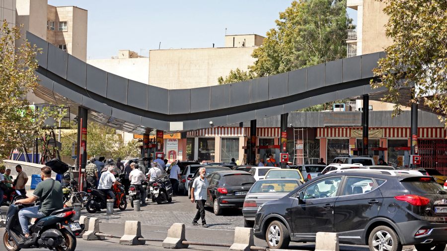 Files d'attente à Téhéran devant des stations-service après l'annonce de sanctions américaines