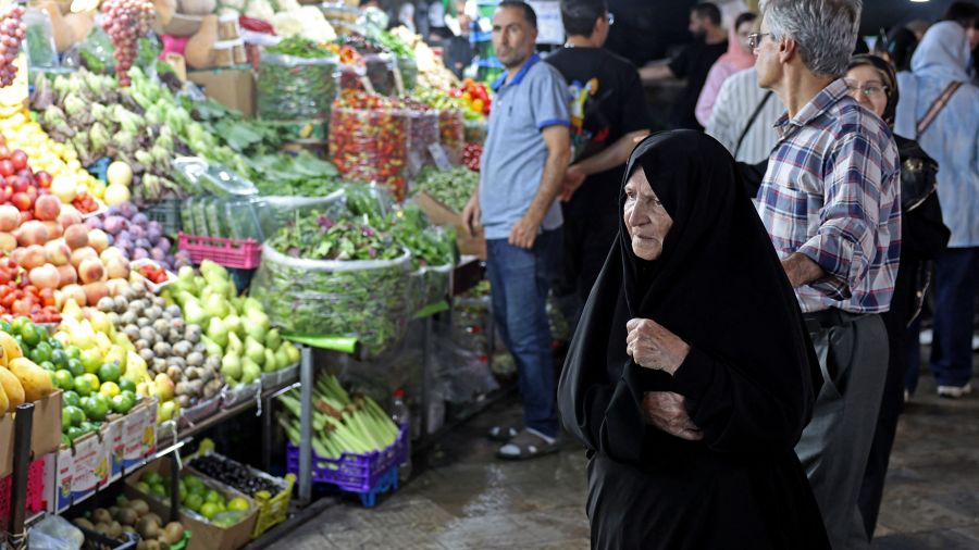 Éprouvés par les sanctions économiques, les Iraniens redoutent un renforcement de la pression américaine