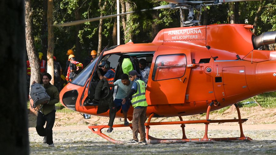Crue au Népal: les secours tentent d'évacuer une centaine d'ouvriers coincés dans un tunnel