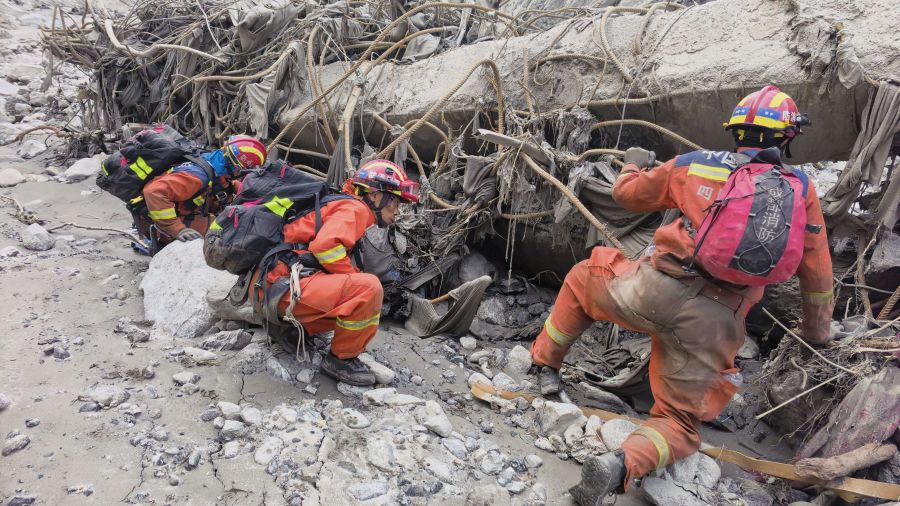 Huit jours après le «tsunami himalayen», le défi de l'aide aux sinistr