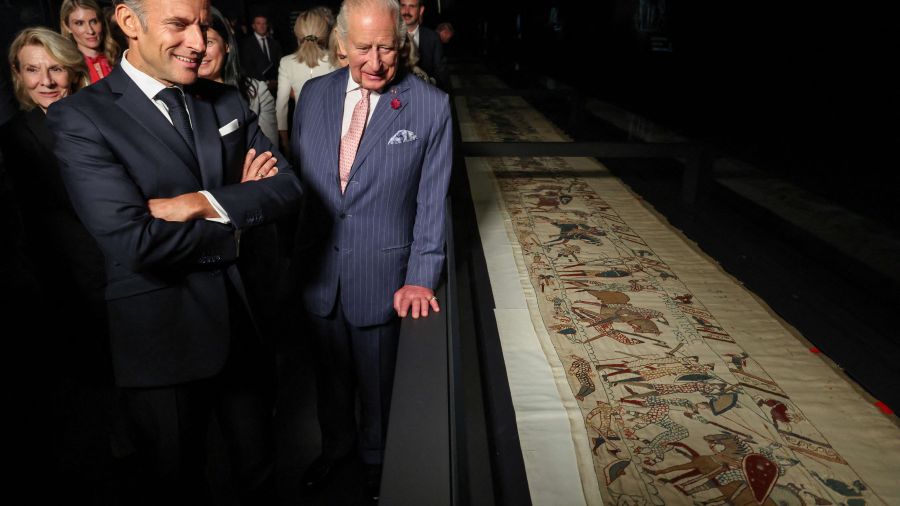 Charles III et Macron célèbrent les liens franco-britanniques après avoir admiré la tapisserie de Bayeux