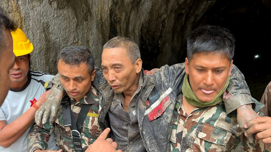 Crue dans l'Himalaya: un troisième rescapé extrait d'un tunnel, les recherches continuent