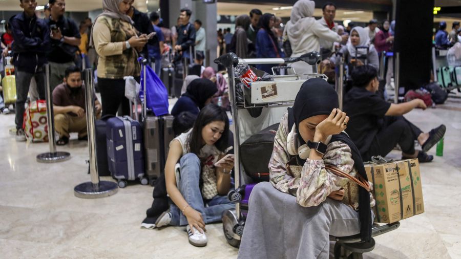 Indonésie: les vols suspendus dans six aéroports après une éruption volcanique