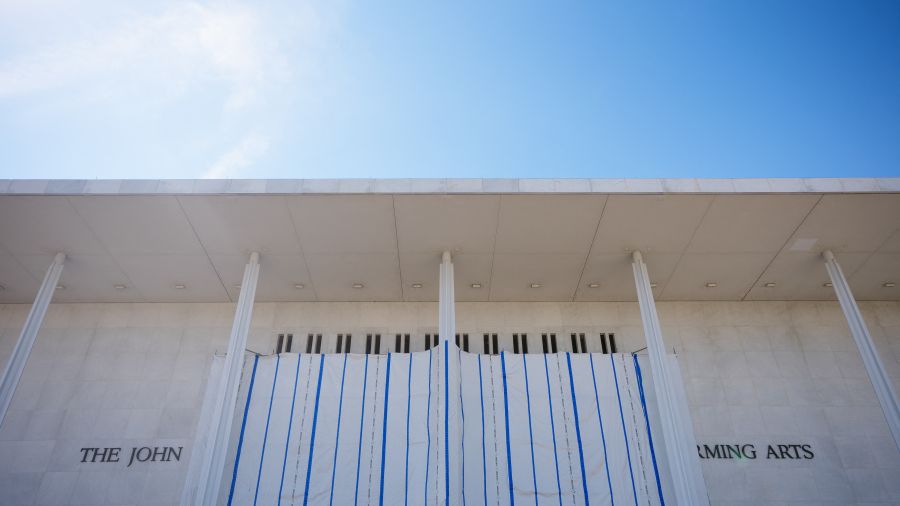 Trump menace de ne pas rouvrir le Kennedy Center si son nom n'y est pas apposé