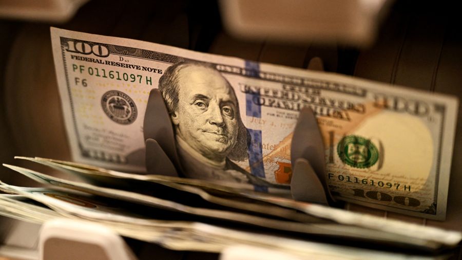 Le dollar recule malgré la hausse de l’inflation américaine, la Fed jugée peu pressée de relever ses taux