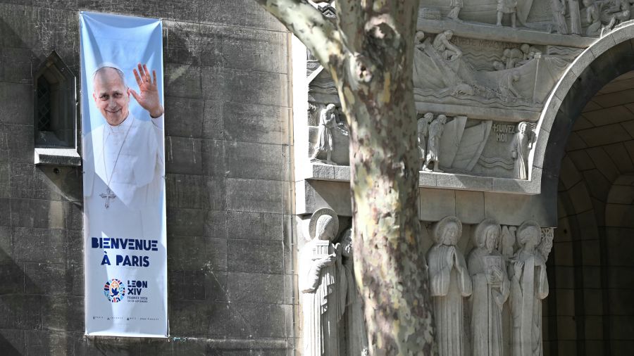 Le pape Léon XIV s'envole pour une première visite en France très attendue