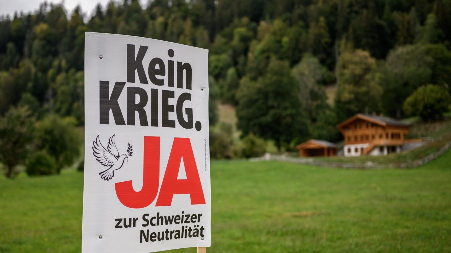 La Suisse vote sur son emblématique neutralité