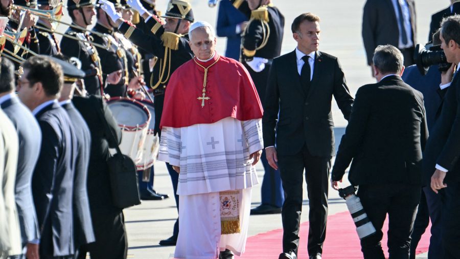 Après un discours offensif à l'Elysée, le pape Léon arrive à l'Unesco