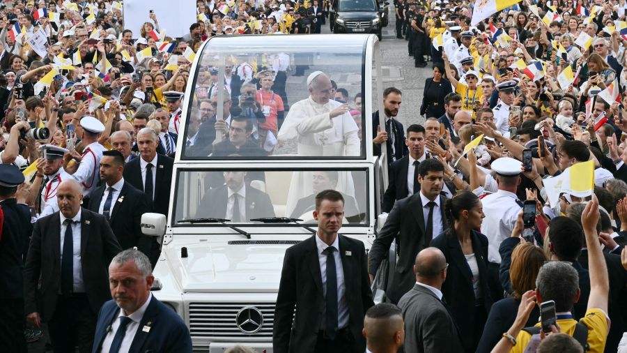 Début de la messe célébrée par Léon XIV devant 700.000 personnes à Paris