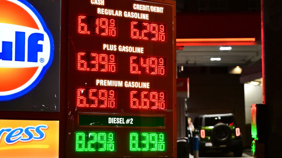 Le pétrole baisse alors que Washington pousse l'Europe à débloquer des stocks